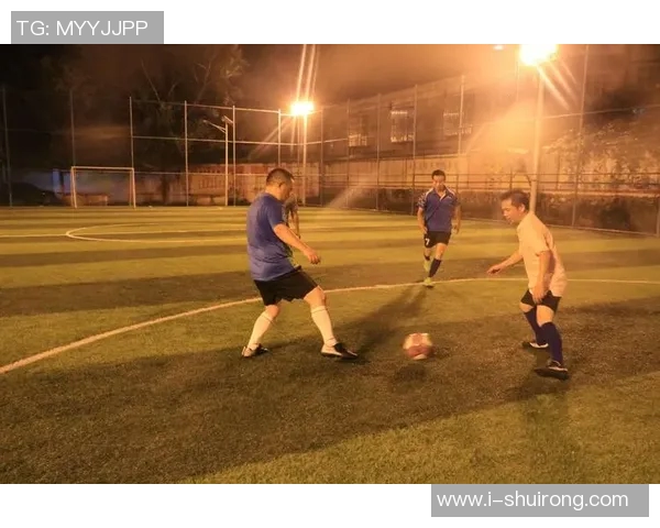 足球明星在跑步机上挑战极限展现训练秘笈与运动激情 足球明星在跑步机上挑战极限展现训练秘笈与运动激情