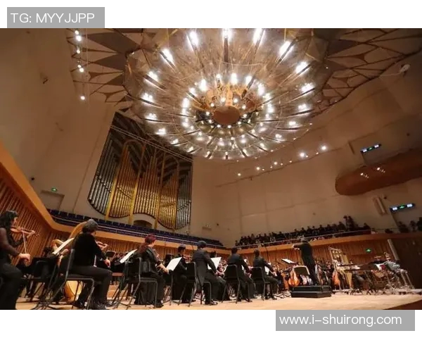 足球明星惊喜现身朗朗钢琴演奏会现场共谱音乐与运动的完美交融